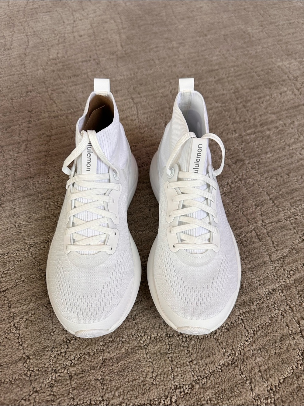 lululemon athletica women’s White Running Sneaker, Chargefeel mid, size 6.5, NWT